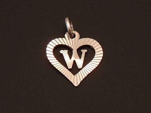 Herzanhänger aus rhodiniertem Sterling Silber mit eingearbeitetem Buchstaben W, elegante Gestaltung von Juwelier Harnisch. Ideal als persönliche Geschenkidee.