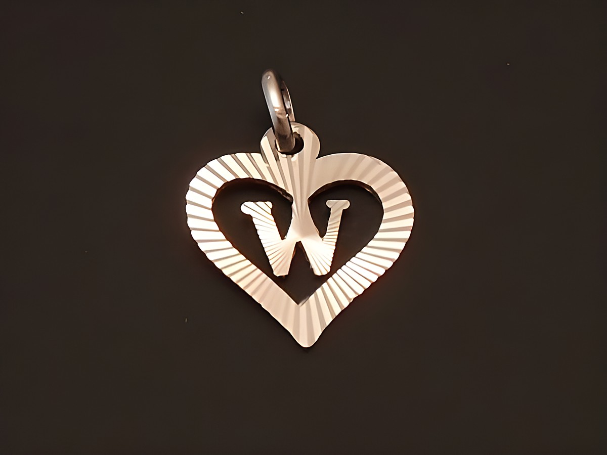 Herzanhänger aus rhodiniertem Sterling Silber mit eingearbeitetem Buchstaben W, elegante Gestaltung von Juwelier Harnisch. Ideal als persönliche Geschenkidee.