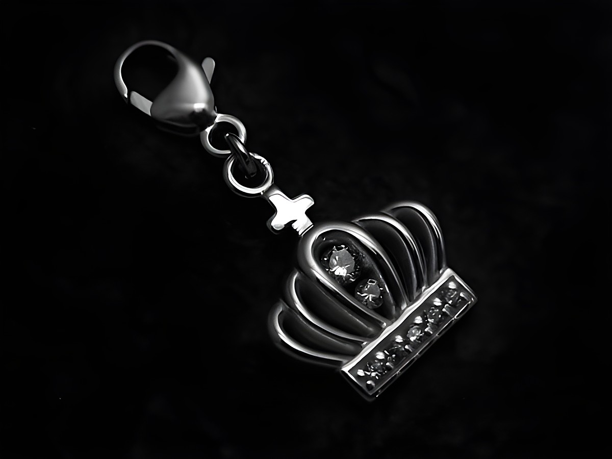 Charm in Form einer Krone aus 925 Sterling Silber mit Karabiner und Zirkonia-Steinen, Hersteller Juwelier Harnisch, ideal für persönliche Anhänger.