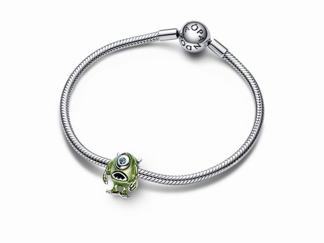 Charm von Pandora zeigt Mike Glotzkowski aus Disney Pixar, gefertigt aus Sterlingsilber mit grüner Emaille und Kristalldetails, angehängt an einem eleganten Armband.