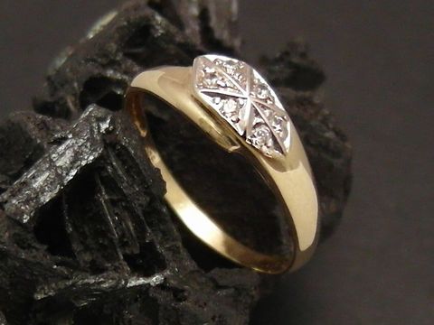 Goldring mit Schlange in Gold 585, verziert mit Zirkonia, Größe 58, Hersteller Juwelier Harnisch, geeignet bis Größe 58/18,5.