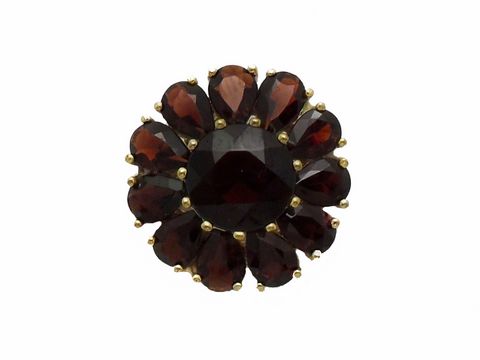 Granat Schmuck Brosche 19,5 mm in Form einer Blüte aus goldfarbigen Rahmen mit facettierten, dunklen Granatsteinen, gefertigt von Juwelier Harnisch, ideal für besondere Anlässe.