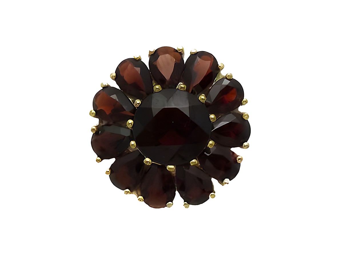 Granat Schmuck Brosche 19,5 mm in Form einer Blüte aus goldfarbigen Rahmen mit facettierten, dunklen Granatsteinen, gefertigt von Juwelier Harnisch, ideal für besondere Anlässe.