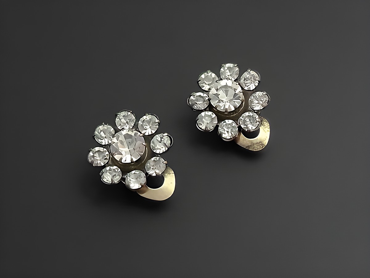 Strass Ohrclip - weiblich - weiß - Strass Schmuck von Juwelier Harnisch, elegante Ohrclips mit funkelnden Strasssteinen in floraler Anordnung. Ideal für besondere Anlässe.