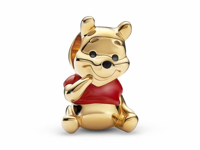 Charm von Pandora mit Winnie Puuh Bär aus 585 Gelbgold Vergoldung, mehrfarbig, sitzend mit rotem Shirt und freundlichem Gesichtsausdruck, ideal für Charmsammler und Disney-Fans.