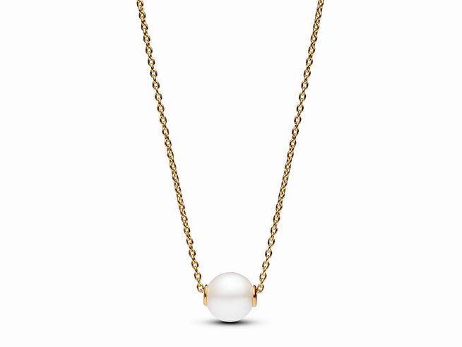 363167000-0 Eine zarte Halskette aus vergoldetem Material mit einer Zuchtperle in der Mitte, umgeben von klaren Zirkonia, in elegantem Design und einer Länge von 45 cm.