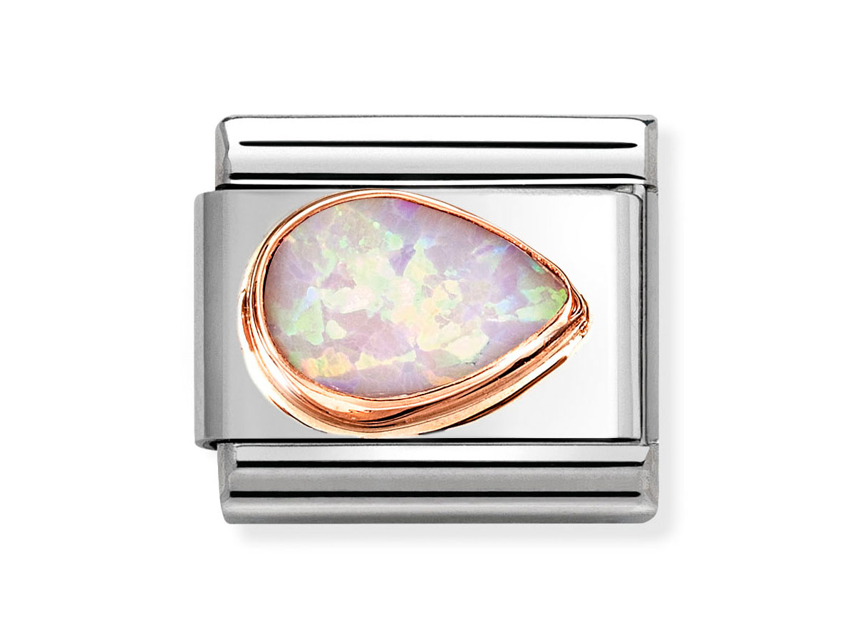 Facettierter Edelstein in Tropfenform, umgeben von einer eleganten Roségoldfassung, welche einen schimmernden rosa Opal präsentiert, auf einem silbernen Hintergrund.