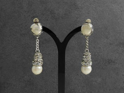 Luxuriöse Strass Ohrclips in Silberfarbe mit weißen Perlen, gefertigt von Juwelier Harnisch, dekorative Ohrhänger mit funkelndem Strass Schmuck.