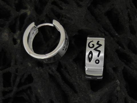 Mystische Creolen aus poliertem und mattiertem Sterling Silber, gefertigt vom Juwelier Harnisch, mit einem Durchmesser von bis zu 15 mm und außergewöhnlichem Design.