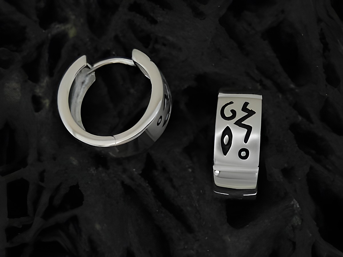 Mystische Creolen aus poliertem und mattiertem Sterling Silber, gefertigt vom Juwelier Harnisch, mit einem Durchmesser von bis zu 15 mm und außergewöhnlichem Design.