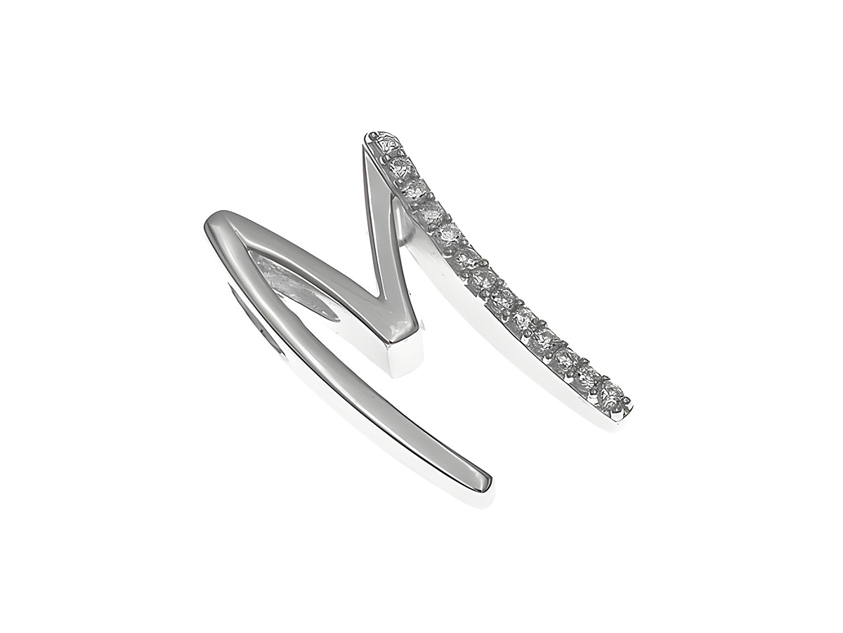 Anhänger aus poliertem Sterling Silber in Form des Buchstabens M, verziert mit Zirkonia, hergestellt von Juwelier Harnisch. Ideal für eine elegante Schmuckkollektion.