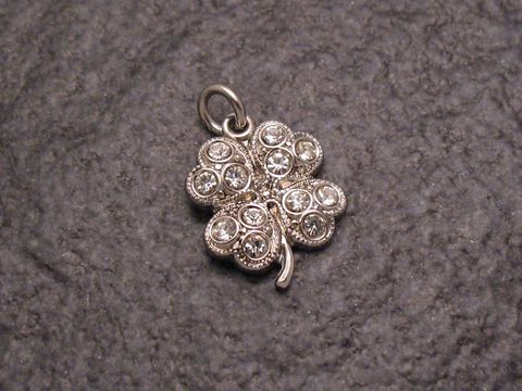 Weißer Strass Anhänger im sexy City Look in Form eines Kleeblatts, hergestellt von Juwelier Harnisch, verziert mit funkelnden Strasssteinen für einen eleganten Schmuckakzent.