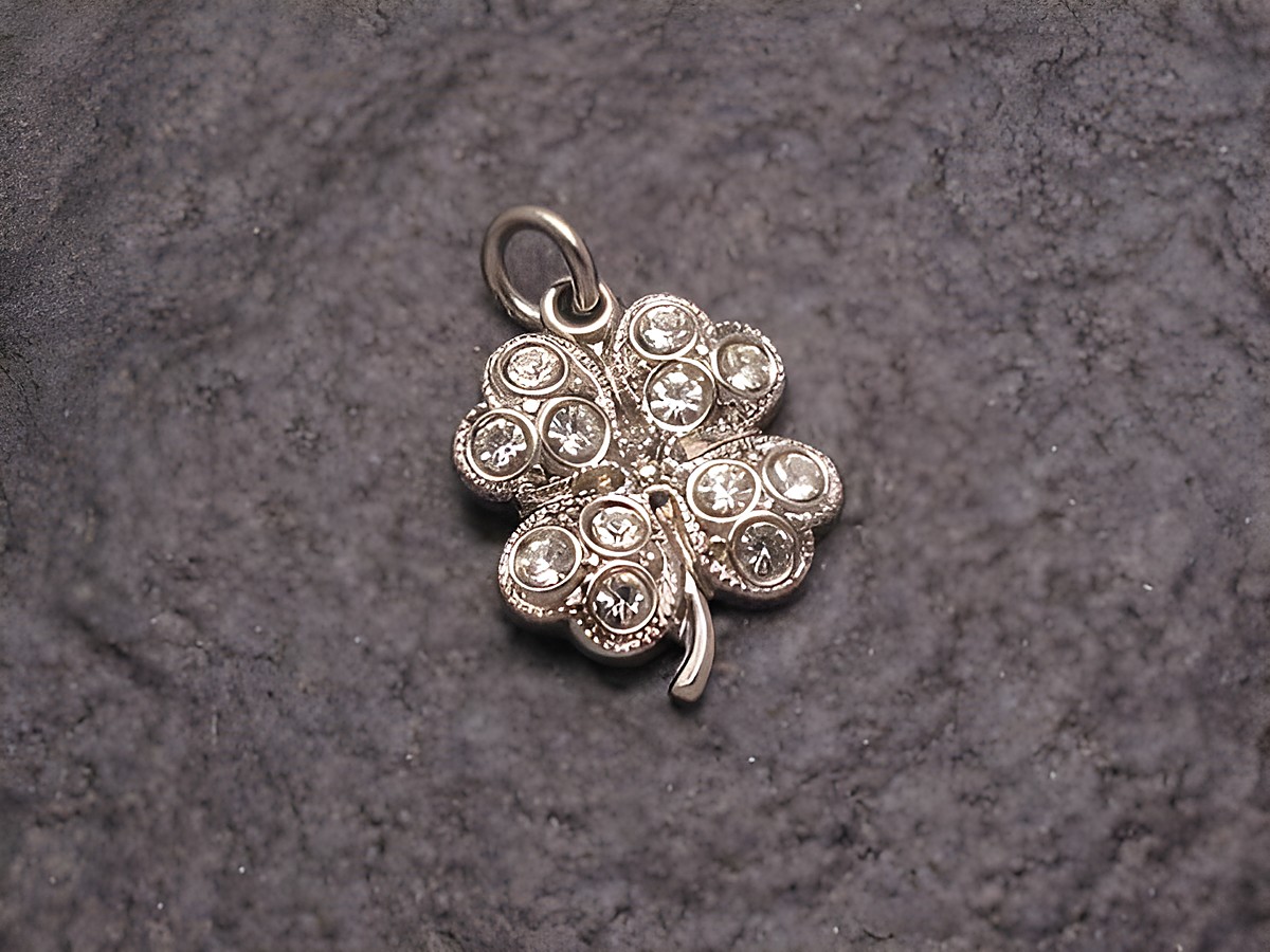Weißer Strass Anhänger im sexy City Look in Form eines Kleeblatts, hergestellt von Juwelier Harnisch, verziert mit funkelnden Strasssteinen für einen eleganten Schmuckakzent.