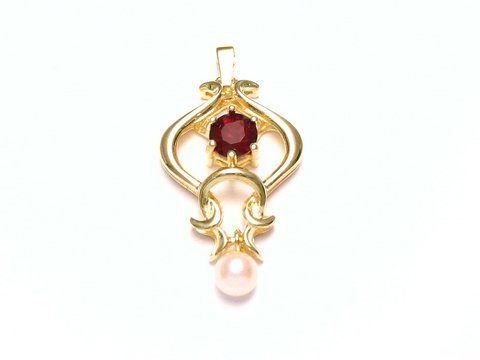 Granat und Zuchtperle Gold Anhänger 333 Kettenanhänger von Juwelier Harnisch, elegantes Design mit rotem Granat und schimmernder Zuchtperle, perfekt für besondere Anlässe.