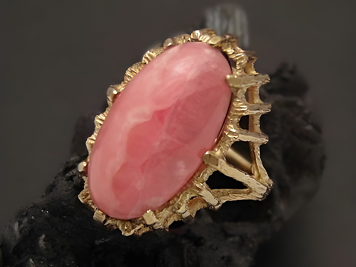 Goldring opulent aus Gold 333 mit Rhodochrosit in der Größe 56,5 bis 58/18,5, hergestellt von Juwelier Harnisch, präsentiert einen eleganten und einzigartigen Look.