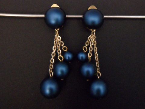 Dunkelblaue, zeitlose Ohrclips aus Kunstharz mit seidenmattem Finish und goldfarbenen Akzenten, Hersteller Juwelier Harnisch, elegante Schmuckstücke für besondere Anlässe.