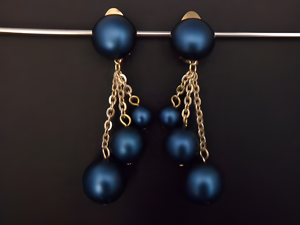 Dunkelblaue, zeitlose Ohrclips aus Kunstharz mit seidenmattem Finish und goldfarbenen Akzenten, Hersteller Juwelier Harnisch, elegante Schmuckstücke für besondere Anlässe.