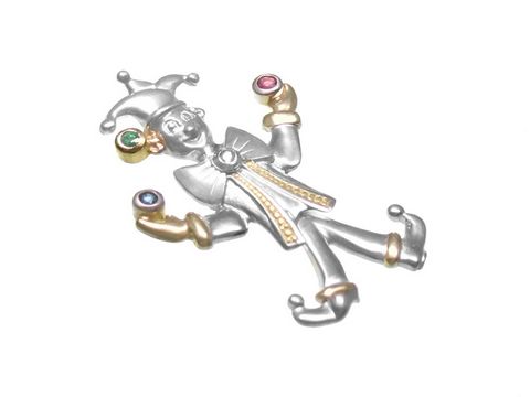 Clown bicolor Silber Anhänger mit Rubin, Saphir und Smaragd, hergestellt von Juwelier Harnisch, kunstvoll gestalteter Clown in verspielter Pose.