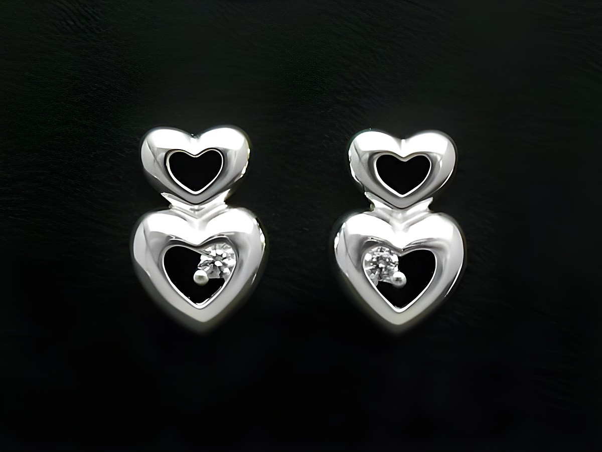 Ohrstecker Herz an Herz aus 925 Sterling Silber mit Zirkonia von Juwelier Harnisch, dekorative zweifache Herzform mit funkelndem Zirkonia in der Mitte.
