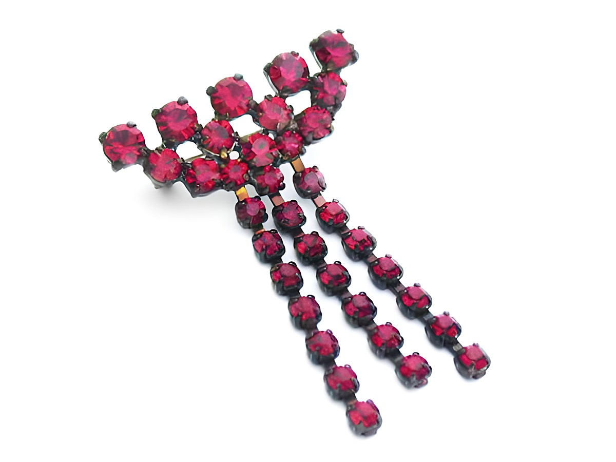 Rote Strass Designer Brosche im Sexy City Look von Juwelier Harnisch, aus leuchtenden roten Strasssteinen in eleganter Anordnung, ideal für einen glamourösen Auftritt.