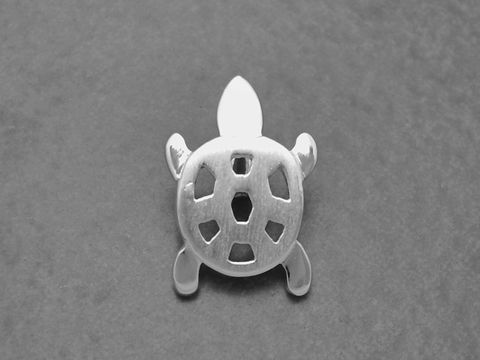 Schildkröte aus Sterling Silber Anhänger von Juwelier Harnisch, kunstvoll gestaltet mit feinen Details, ideal für Tierliebhaber und Schmuckenthusiasten.