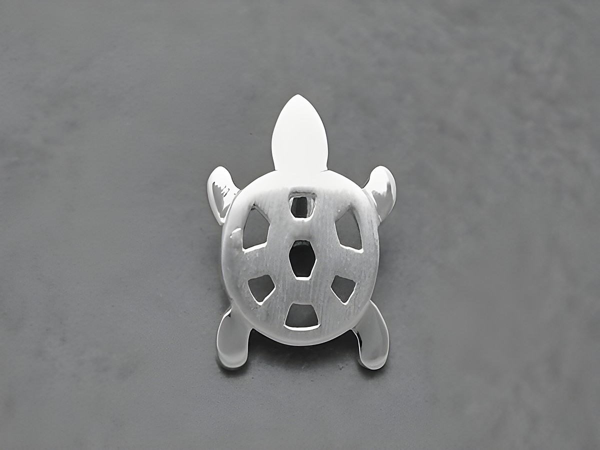 Schildkröte aus Sterling Silber Anhänger von Juwelier Harnisch, kunstvoll gestaltet mit feinen Details, ideal für Tierliebhaber und Schmuckenthusiasten.