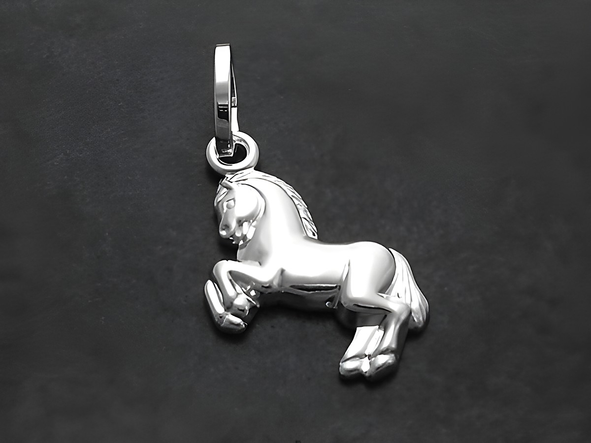 Wunderbarer Anhänger in Form eines niedlichen Pferds, gefertigt aus poliertem Sterling Silber, ideal für Kinder, hergestellt von Juwelier Harnisch.