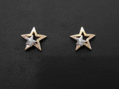 42973-0 Gold Ohrringe in Form von Sternen in gelb bicolor mit silbernen Akzenten, hergestellt von Juwelier Harnisch, elegante Stern Ohrringe für jeden Anlass.