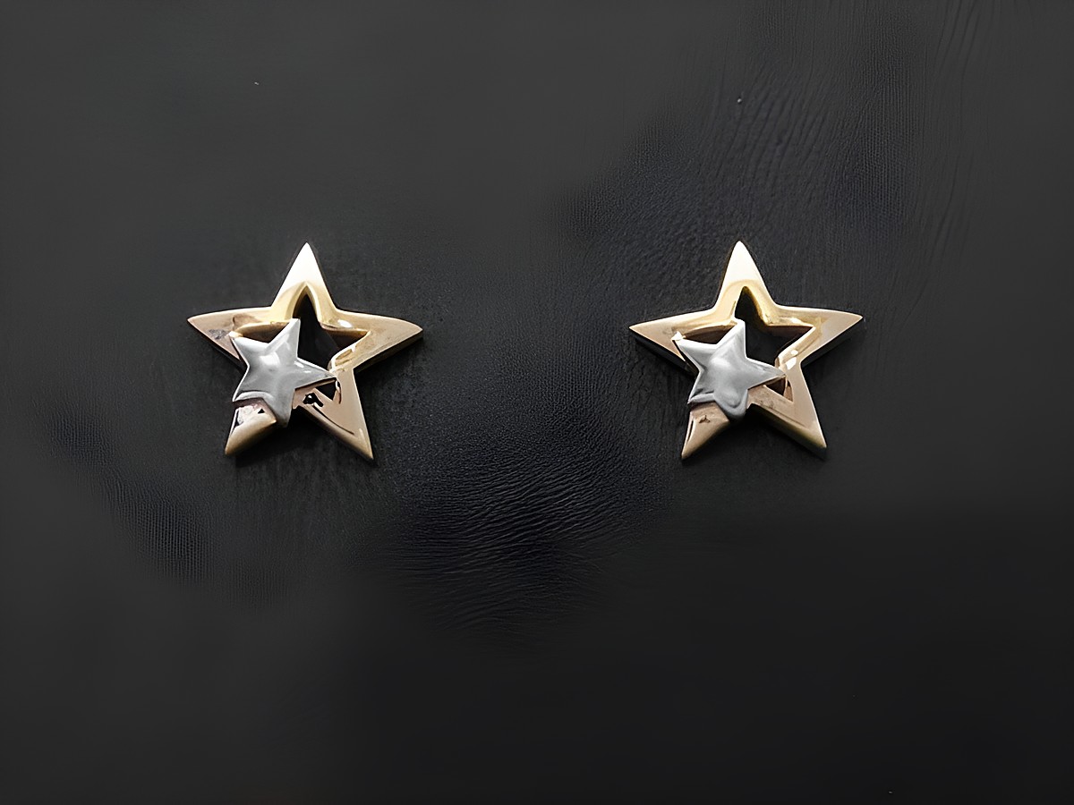 Gold Ohrringe in Form von Sternen in gelb bicolor mit silbernen Akzenten, hergestellt von Juwelier Harnisch, elegante Stern Ohrringe für jeden Anlass.