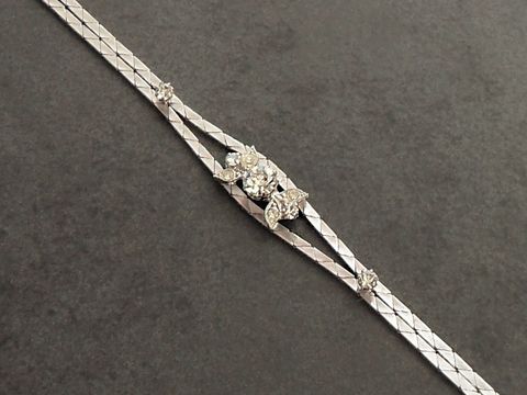 Prunkvolles Strass Armband in Weiß mit silberfarbenen Elementen, 20-23 cm lang, von Juwelier Harnisch, verziert mit funkelnden Strasssteinen und ansprechendem Design.