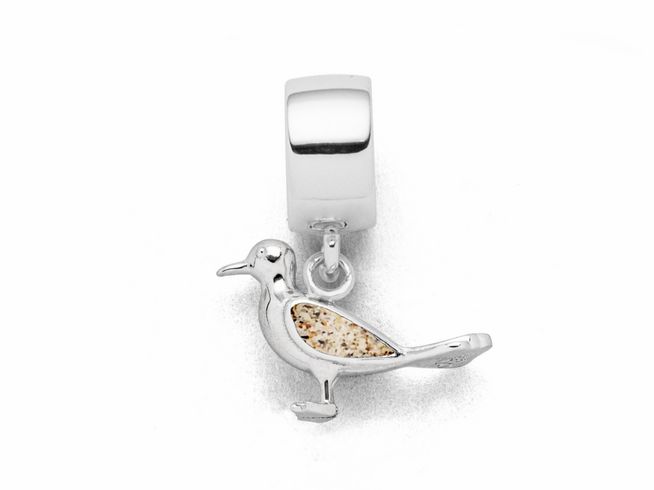 Charm aus Sterling Silber in Form einer Möwe mit einer Füllung aus Strandsand, glänzende Oberfläche und detailreiche Gestaltung, ideal für Armbänder oder Schmuckkollektionen.