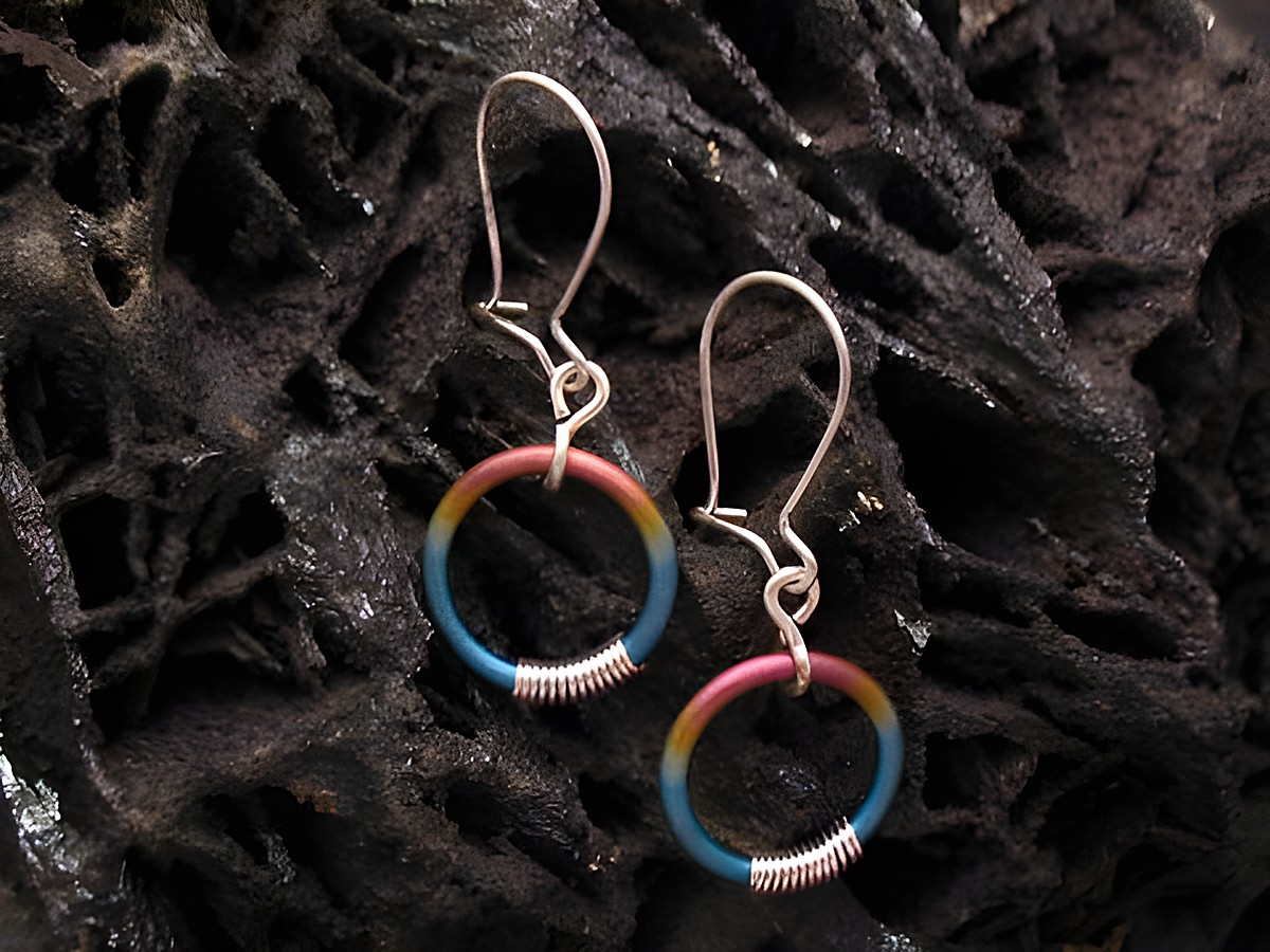 Bunte Titan Creolen mit Silber, 13 mm Durchmesser, im runden Design, hergestellt von Juwelier Harnisch, passend für jeden Anlass und nachhaltig gefertigt.