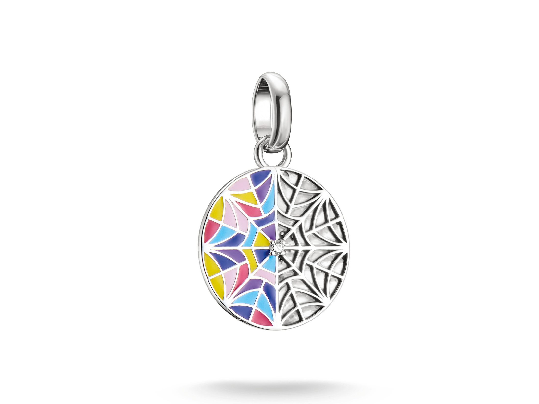 Charm aus Silber mit buntem, mehrfarbigem Design auf einer Seite und einem filigranen Muster auf der anderen Seite, ideal für eine persönliche Schmuckkollektion.