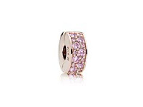 Rosafarbener Pavé-Glanz Clip Charm aus PANDORA Rose, verziert mit funkelnden rosa Zirkonia-Steinen, ideal zum Aufpeppen von Schmuckstücken und zum Kombinieren mit anderen Charms.
