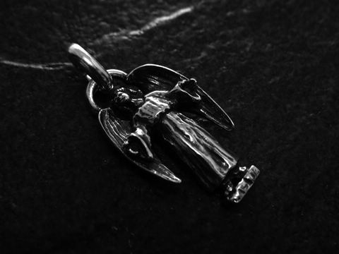Sterling Silber Anhänger eines Schutzengels, detailreich gestaltet mit Flügeln und einem schützenden Ausdruck, hergestellt von Juwelier Harnisch. Ideal für spirituelle Schmuckliebhaber.