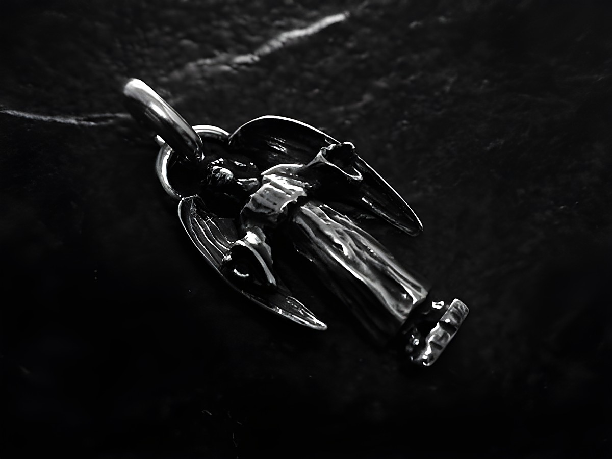 Sterling Silber Anhänger eines Schutzengels, detailreich gestaltet mit Flügeln und einem schützenden Ausdruck, hergestellt von Juwelier Harnisch. Ideal für spirituelle Schmuckliebhaber.