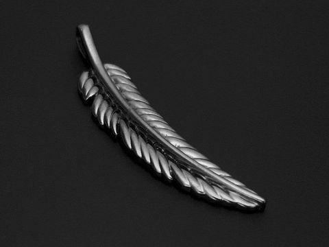 Feder Anhänger aus 925 Sterling Silber oxidiert, elegant und aussagekräftig, hergestellt von Juwelier Harnisch, vielseitig mit diversen Motiven erhältlich.