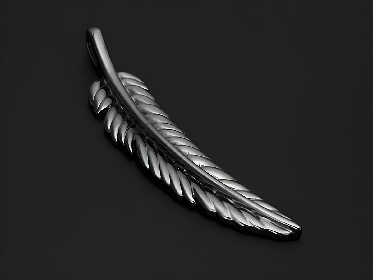 Feder Anhänger aus 925 Sterling Silber oxidiert, elegant und aussagekräftig, hergestellt von Juwelier Harnisch, vielseitig mit diversen Motiven erhältlich.