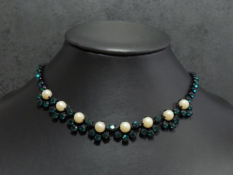 Strass Kette reizvoll in smaragdgrün mit schwarzen Fassungen, kombiniert mit Perlen, 42 cm lang, Hersteller Juwelier Harnisch, elegant und stilvoll für besondere Anlässe.
