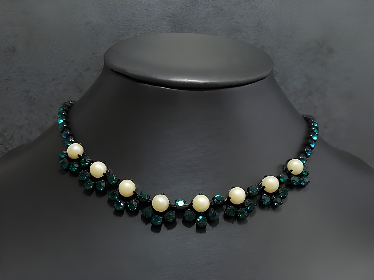 Strass Kette reizvoll in smaragdgrün mit schwarzen Fassungen, kombiniert mit Perlen, 42 cm lang, Hersteller Juwelier Harnisch, elegant und stilvoll für besondere Anlässe.
