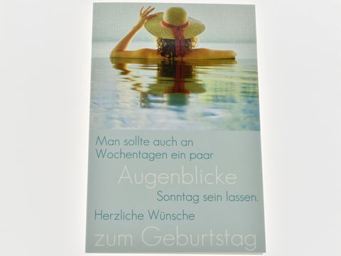 Eine stilvolle Geburtstagskarte mit dem Motiv einer Dame mit Hut, die entspannt im Wasser steht. Der Text enthält herzliche Wünsche und betont Wohlfühlmomente. Hersteller: Juwelier Harnisch.