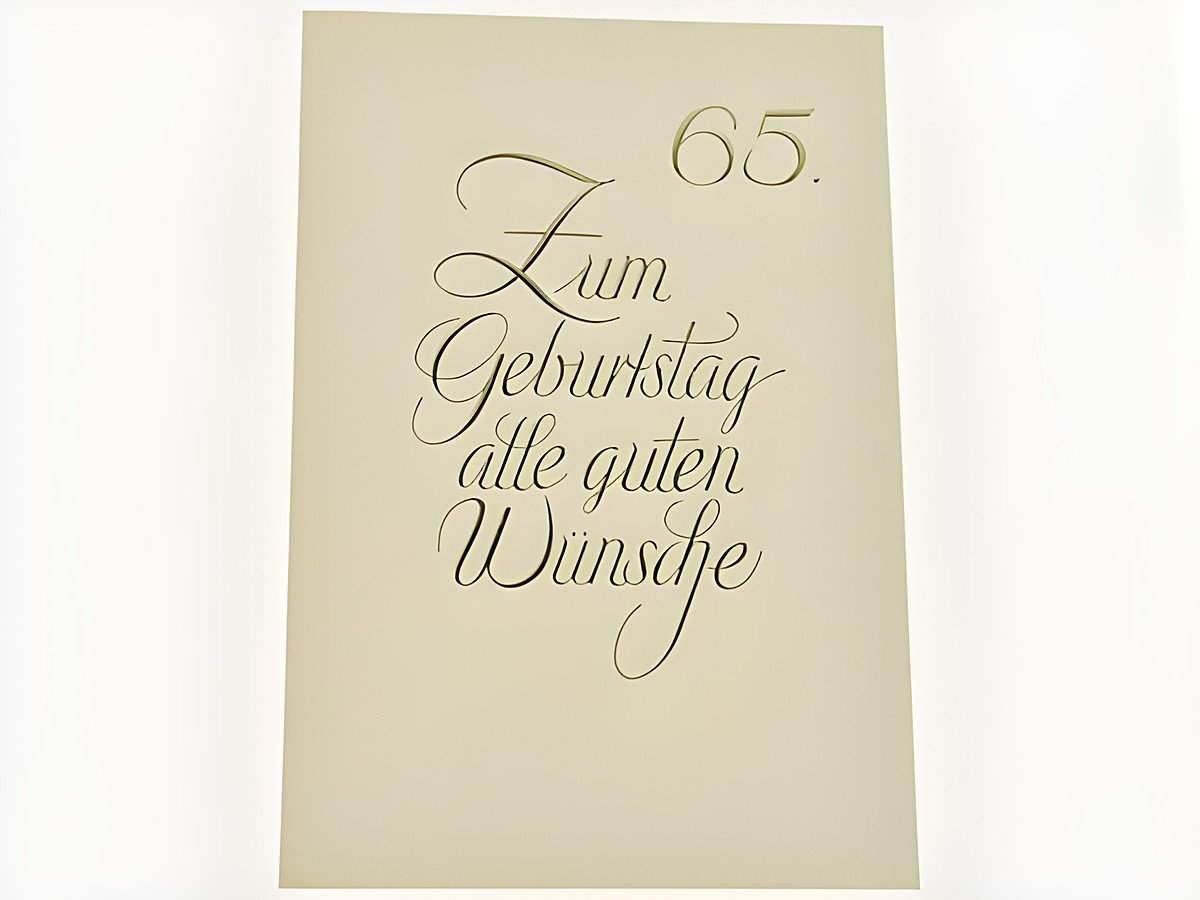 Schlichte Geburtstagskarte mit goldener eleganter Schrift, die zum 65. Geburtstag gratuliert und alle guten Wünsche übermittelt, hergestellt von Juwelier Harnisch.