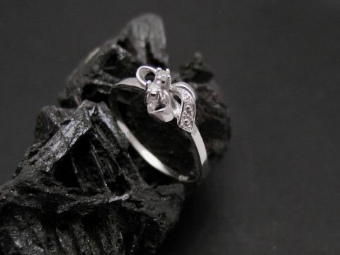 Weißgold Ring mit Schleife, Gold 333, besetzt mit Diamanten, Größe 54,5, Hersteller Juwelier Harnisch, geeignet bis Größe 56/18, in eleganter Präsentation auf schwarzem Hintergrund.