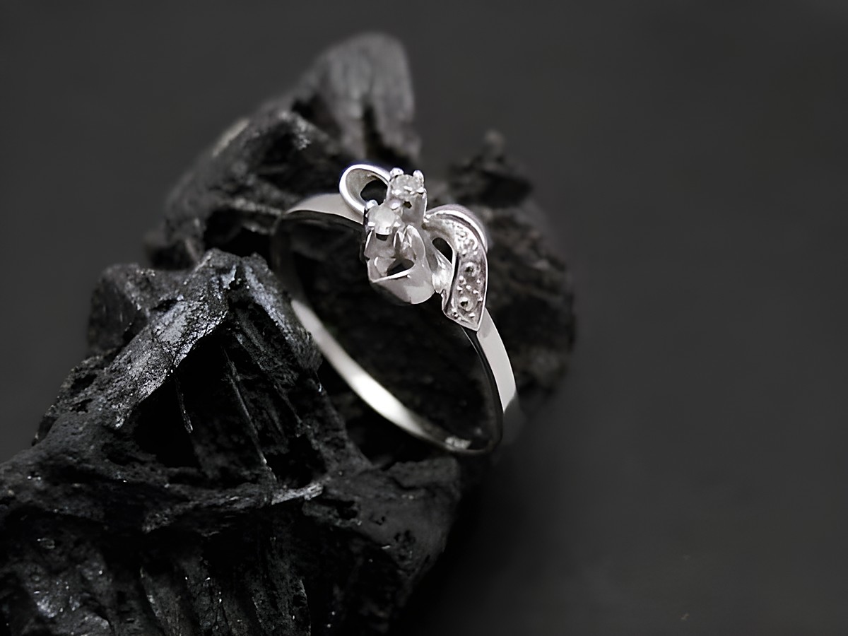 Weißgold Ring mit Schleife, Gold 333, besetzt mit Diamanten, Größe 54,5, Hersteller Juwelier Harnisch, geeignet bis Größe 56/18, in eleganter Präsentation auf schwarzem Hintergrund.