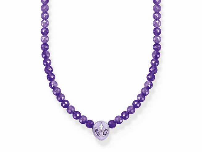 Ein violetter Thomas Sabo Choker aus Zirkonia und Emaille mit einem leuchtenden Alien-Motiv in der Mitte, umgeben von runden, facettierten Steinketten.