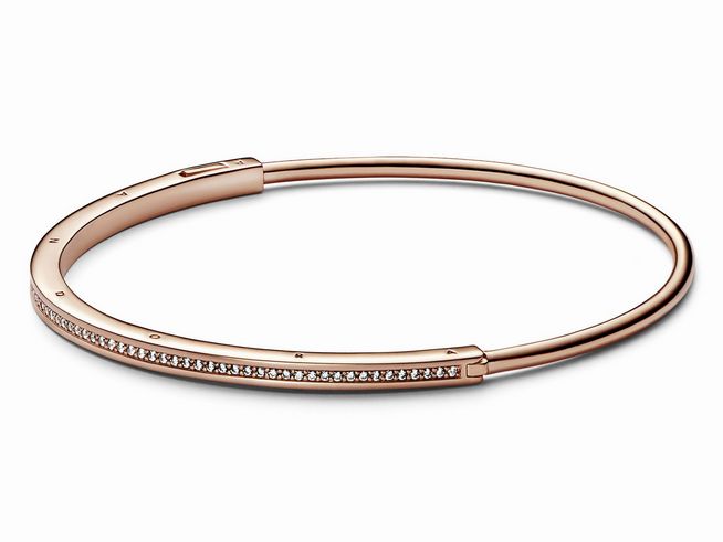 Pandora Signature I-D Pavé Armreif aus Roségoldvergoldung mit klaren Zirkonia, elegantes Design, perfekte Ergänzung für jeden Schmuck-Look, 16 cm lang.
