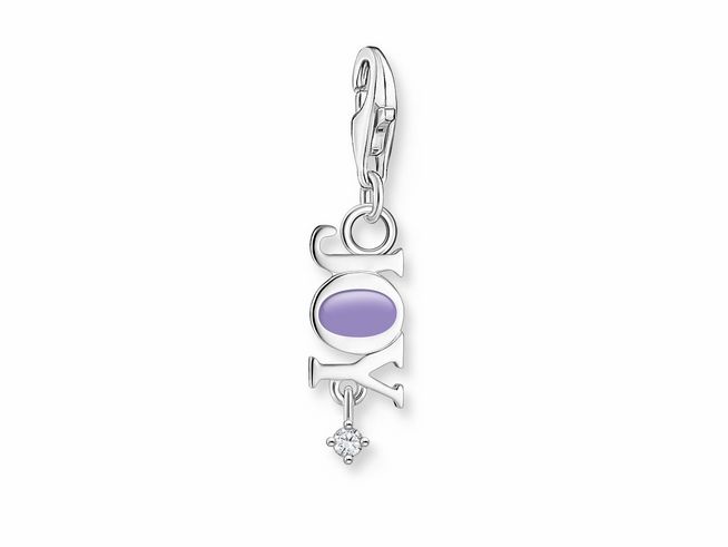 56972565-0 Charm-Anhänger von Thomas Sabo in Silber mit violettem Emaille-Einsatz und Zirkonia. Der Anhänger zeigt das Wort Joy und hat einen karabinerartigen Verschluss. Ideal für modische Akzente.