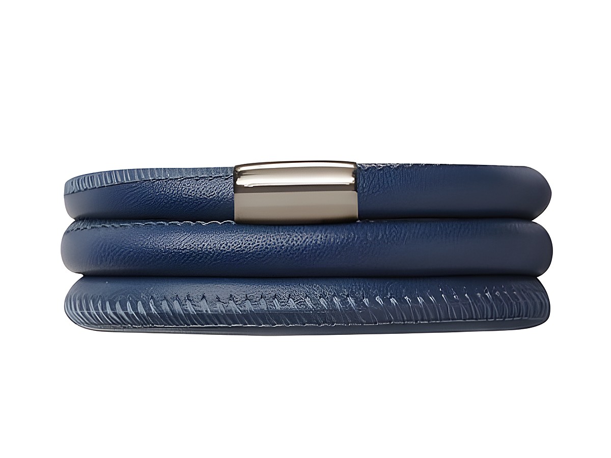 Endless Lederarmband 12104-54 cm Blue Triple Edelstahl Silber, dreifach gewickeltes blaues Leder mit elegantem Edelstahlverschluss, modern und stilvoll für jeden Anlass.