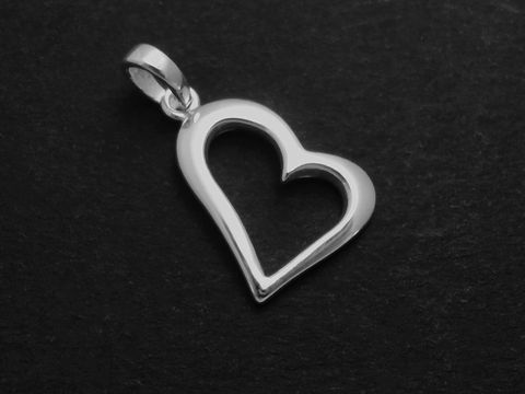 Anhänger in Herzform aus Sterling Silber, zauberhaft und elegant, Hersteller Juwelier Harnisch, durchlaufend gestaltet für einen besonderen Look.