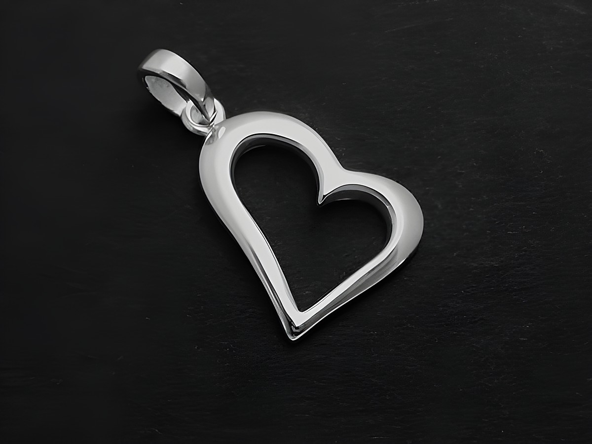 Anhänger in Herzform aus Sterling Silber, zauberhaft und elegant, Hersteller Juwelier Harnisch, durchlaufend gestaltet für einen besonderen Look.